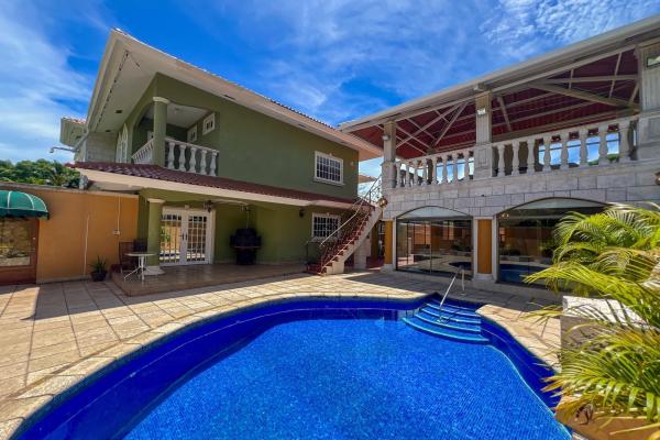 Se vende casa en urbanización margarita, colón