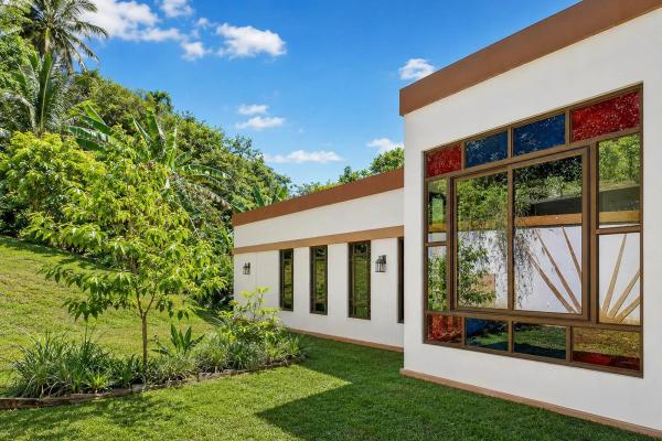 Oceanfront home with swimming pool in mata oscura