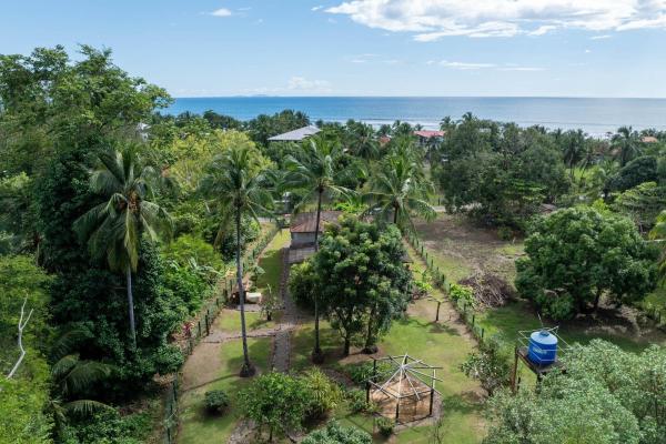 Home with 3 apartments, lagoon access