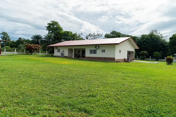 La casa de tus sueños con un amplio terreno en boquerón