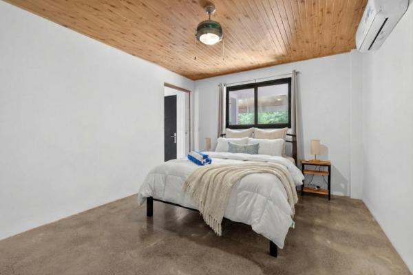 Turnkey ocean-view luxury villa in sea view hills