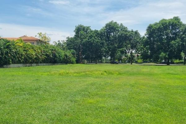 Lot facing the golf course in buenaventura
