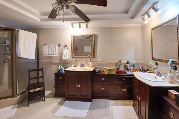 Venta de casa de 2 niveles en altos de panamá