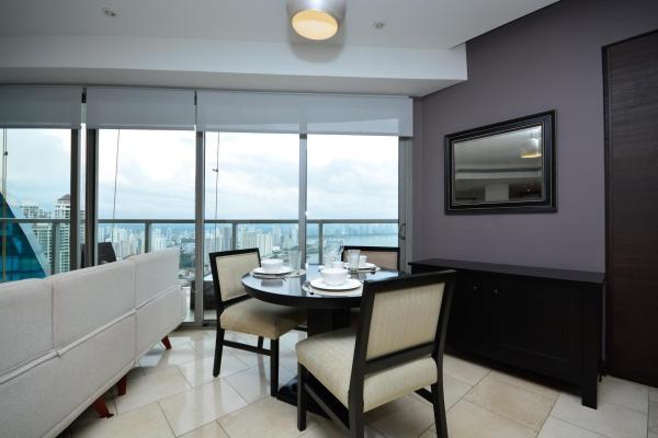 Apartamento amueblado de 2 dormitorios más estudio con vistas al mar.