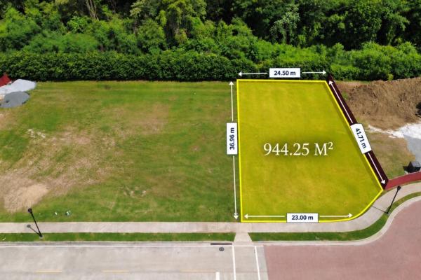 Exclusive residential lot for sale in peninsula