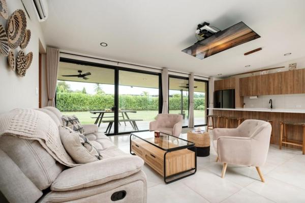 Encantadora casa costera en venta en coco beach, panamá