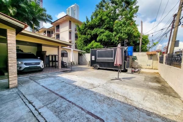 Venta de terreno con casa en coco del mar