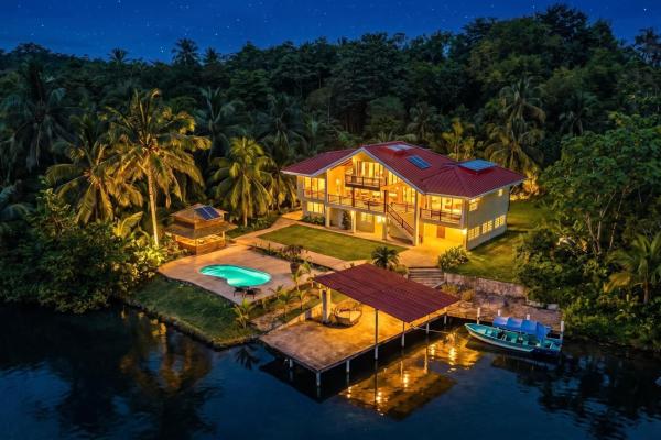 Hermosa villa frente al agua con muelle privado en sunset point, isla colón