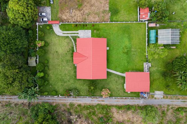 La casa de tus sueños con un amplio terreno en boquerón