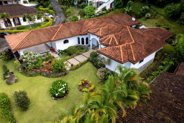 Casa de lujo con jardines en valle escondido boquete