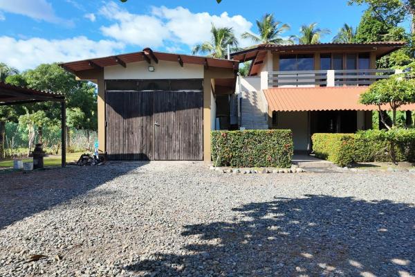 Home with 3 apartments, lagoon access