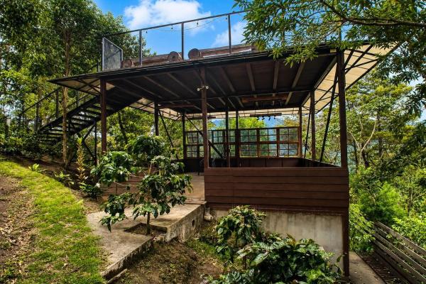 Cabaña con vistas al volcán barú en venta en jaramillo