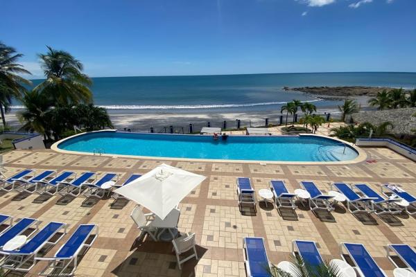 Apartamento frente al mar en coronado bay: dos estudios fusionados