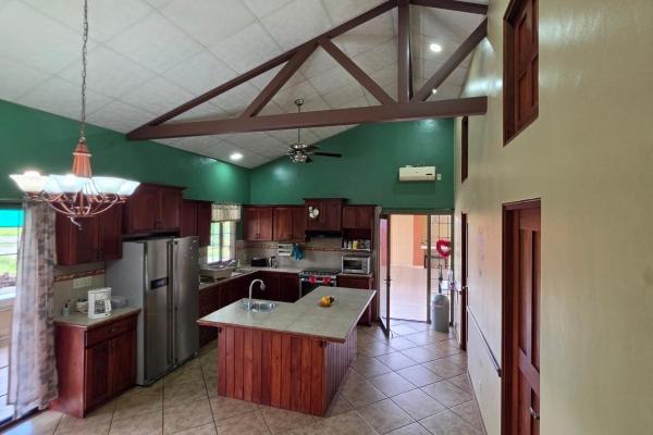 Casa familiar con jardines y taller en un terreno de 3486 m² en potrerillos