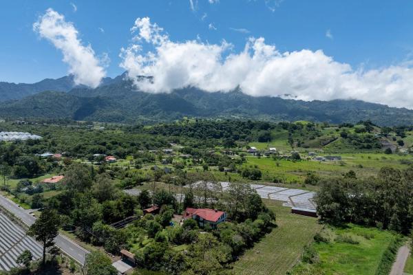 Highland home with 2 hectares in volcan
