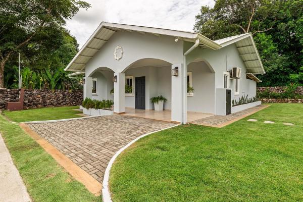 Casa con piscina de agua salada en dolega panamá
