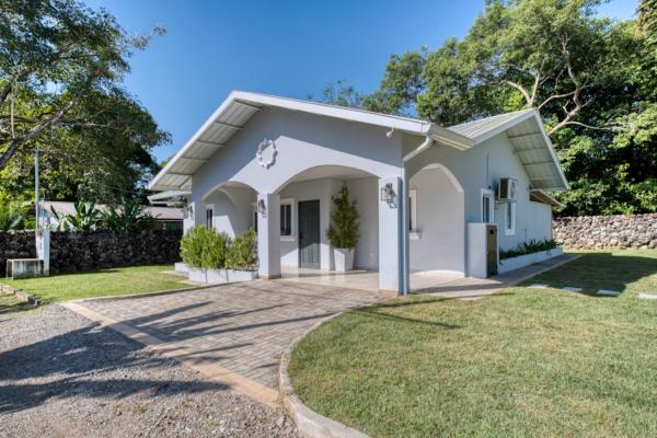 Casa con piscina de agua salada en dolega panamá