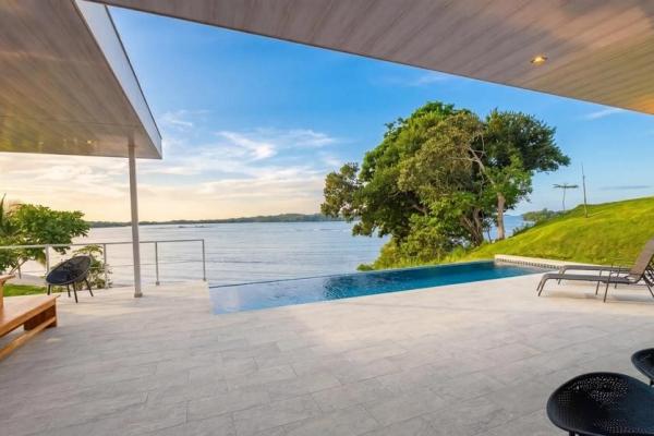 Casa frente a la playa con casita y piscina en hermosa bay