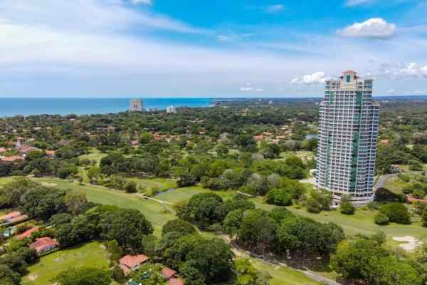 Apartamento en el 8vo piso en coronado golf tower