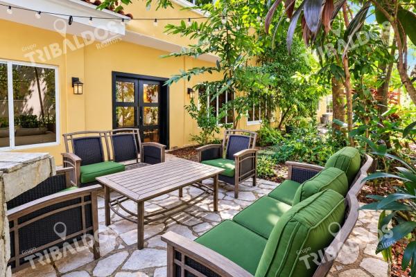 Sale of 2 houses in 1 in costa del este