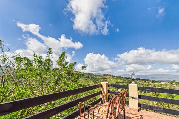 Casa con vistas a la montaña y al océano en venta en sora