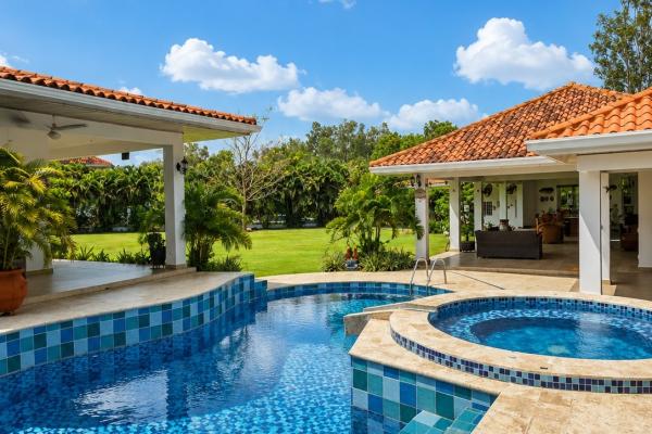 Casa de playa con piscina, jacuzzi y casa de huéspedes.