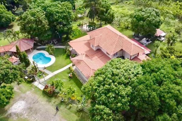 Familial country house with pool