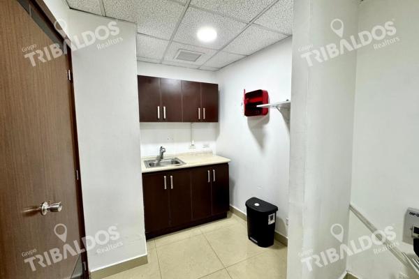 Alquiler de amplia oficina en el edificio f & f tower, amoblada