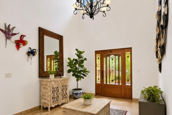 Casa de playa con piscina, jacuzzi y casa de huéspedes.