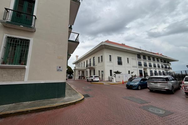 Commercial building with roi in casco viejo.