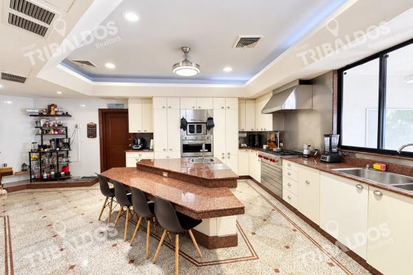 Casa en venta en altos del golf, panamá | 4 recámaras, piscina y 6 estacionamientos