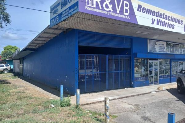 Se vende local comercial y dos casas