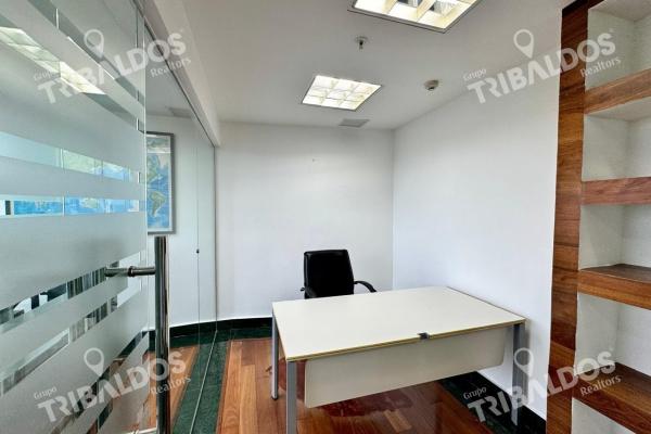 Alquiler de amplia oficina en el edificio f & f tower, amoblada