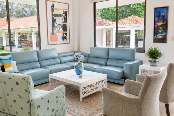 Casa de playa con piscina, jacuzzi y casa de huéspedes.