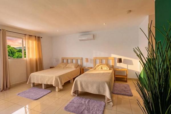 Propiedad con casa principal, 6 estudios y piscina