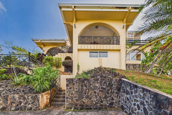 Casa con vistas a la montaña y al océano en venta en sora