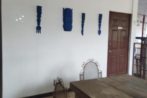Se vende propiedad de 8 habitaciones con zonificación comercial.