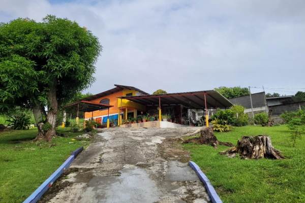 Venta de terreno con mejoras en pueblo nuevo