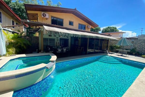 Family home with a pool and jacuzzi. just bring yo