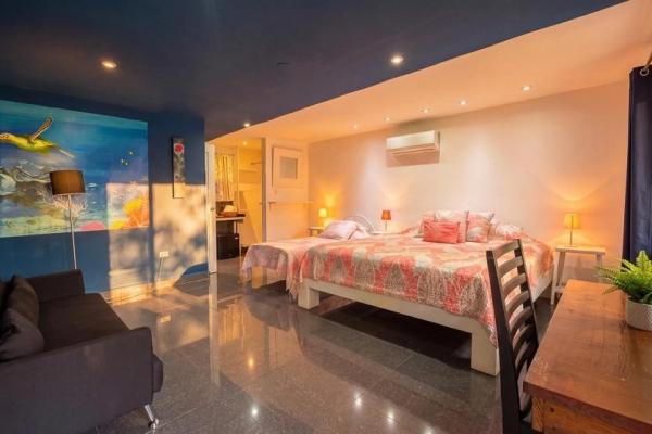 Propiedad con casa principal, 6 estudios y piscina