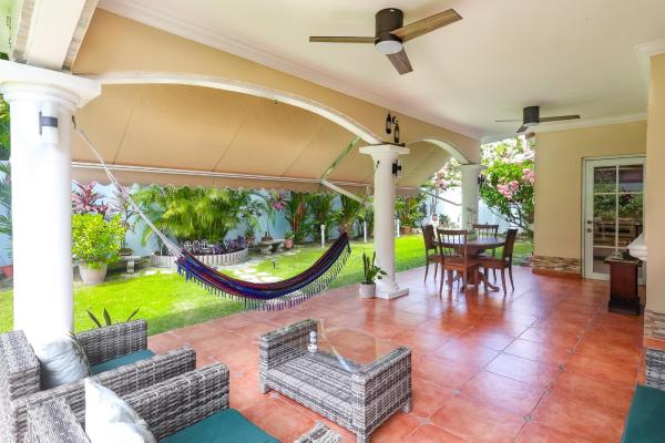 Venta de casa unifamiliar en palmeras del este, costa del este remodelada
