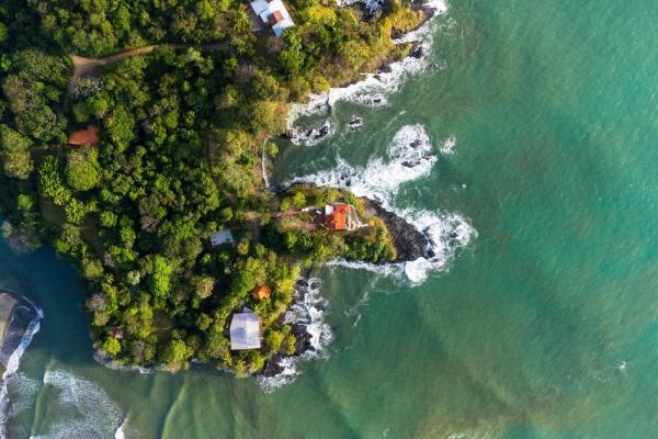 Magnífica casa frente al mar situada en lo alto de un acantilado