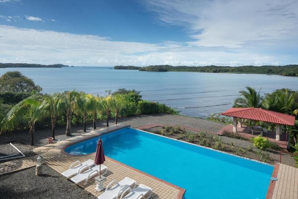 Beachfront 4-bedroom home with pool in boca chica