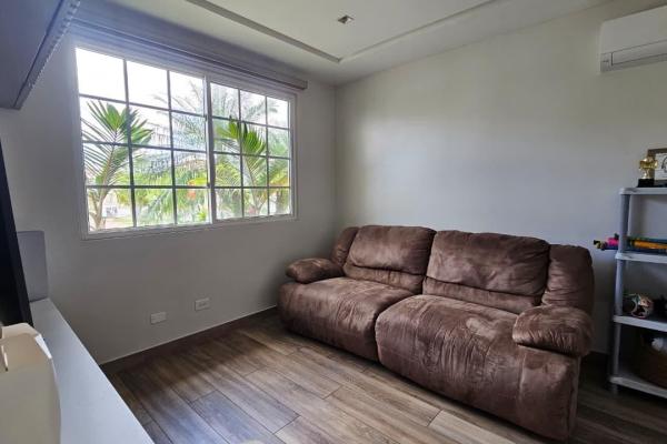 Venta casa unifamiliar de esquina remodelada costa sur