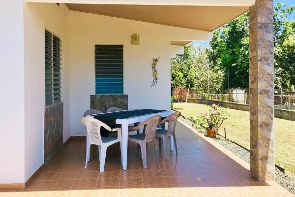 Casa en pedasí con área independiente para huéspedes