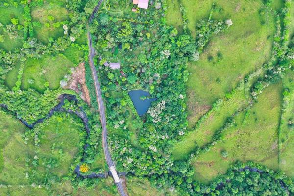Finca residencial de 3,69 hectáreas con lagos, río y bosque.