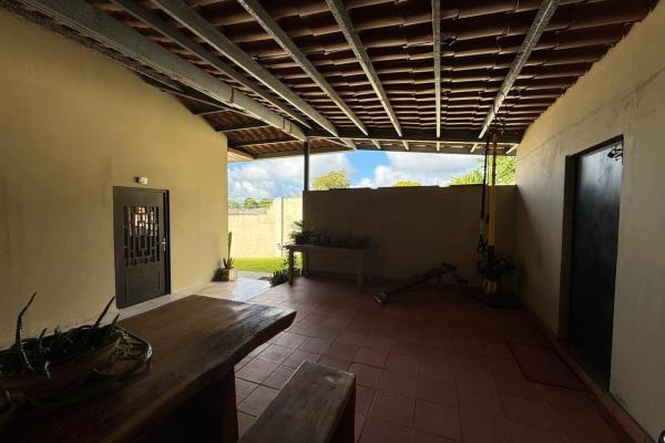 Casa con piscina en lote de 2.239 m²