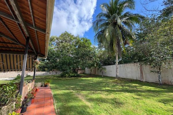 Casa con piscina en lote de 2.239 m²