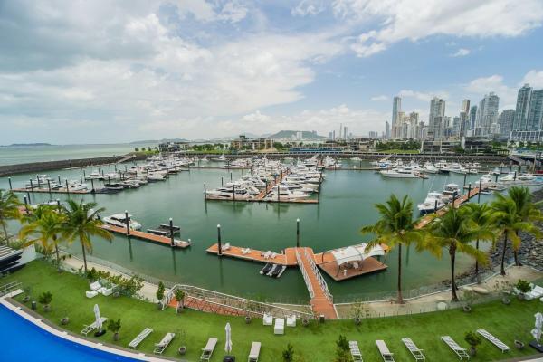 Se vende exclusivo apartamento de 3 habitaciones frente a la isla.