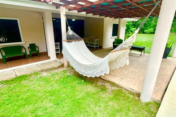 Se vende casa con amplio terreno en coronado, club del golf